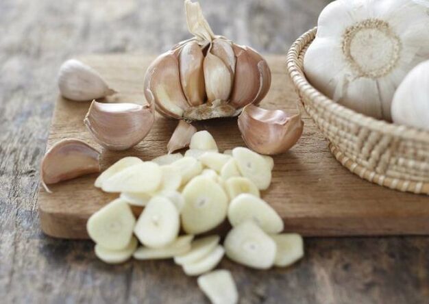For making a garlic rub, it is effective in the treatment of arthrosis of the knee joint